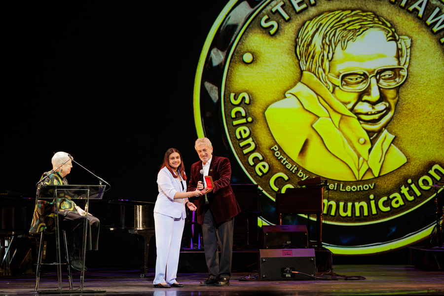 Gitanjali Rao Wins Stephen Hawking Junior Medal Gitanjali Rao Wins Stephen Hawking Junior Medal